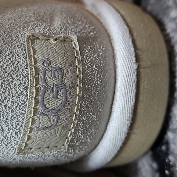 UGG LIMITED EDITION METALLIC SLIVER BAILEY BUTTON CLASSIC SHORT BOOTS - Picture 12 of 16